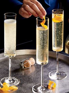 Crate and barrel brand new in box 4 edge glass champagne flutes 5oz